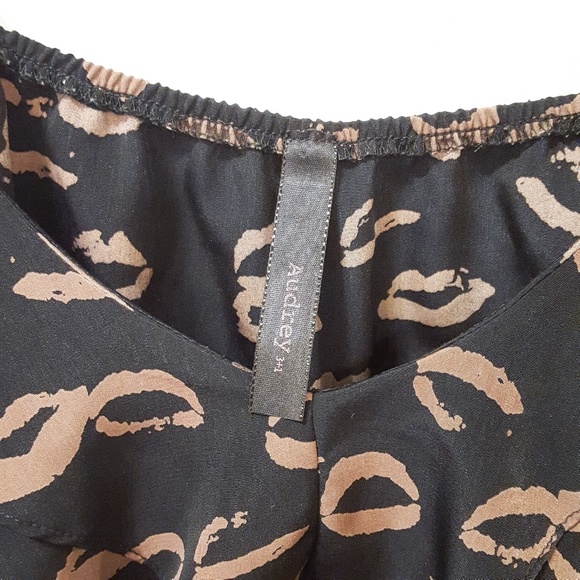 Audrey 3+1 Black and Gold Kiss Lips Top - Picture 3 of 5